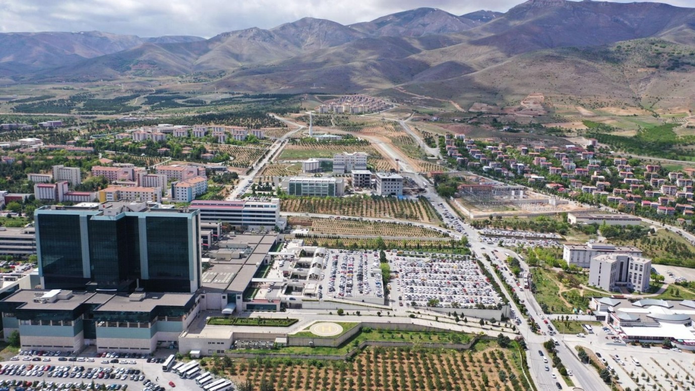 İnönü Üniversitesi Karaciğer Nakil Enstitüsü Başarılarıyla Konuşuluyor
