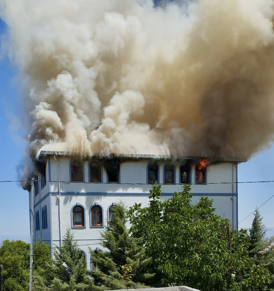 Yeşilyurt İlçesinde Bulunan Medresede Yangın Çıktı