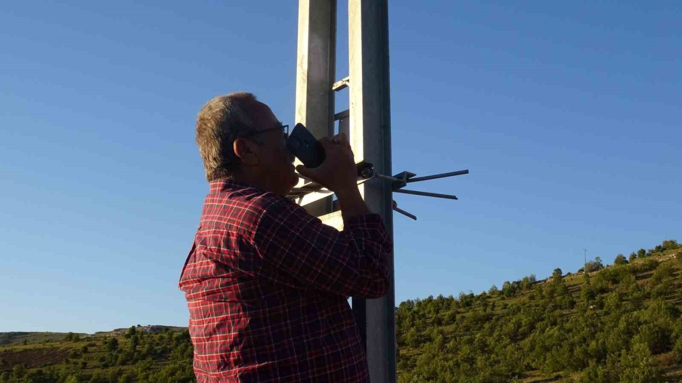 Telefon Çekmeyen Mezrada Vatandaş Çareyi Direğe Çıkmakla Buldu