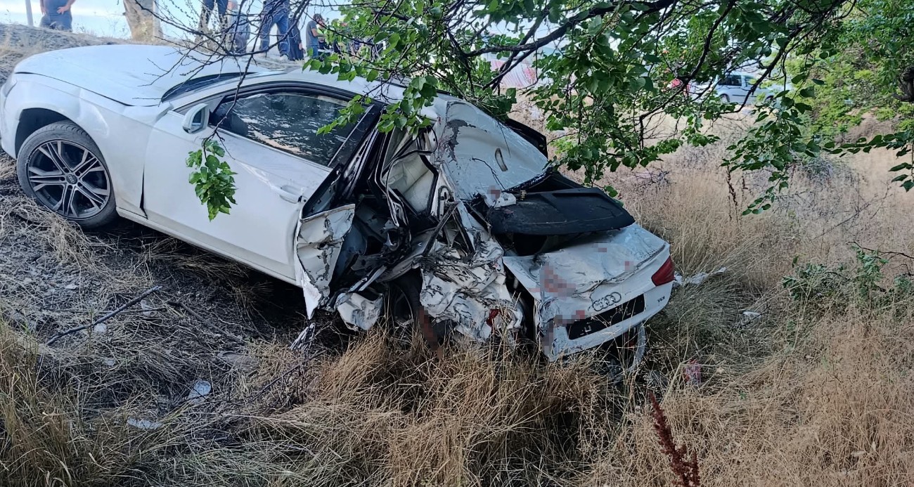 Tırın Otomobile Çarptığı Kazada 5 Kişi Yaralandı