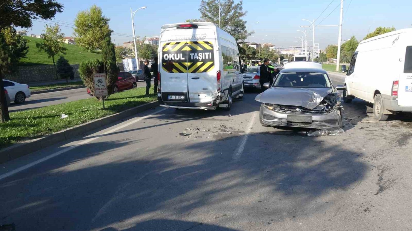 Malatya’da Zincirleme Trafik Kazası: 3 Kişi Yaralı