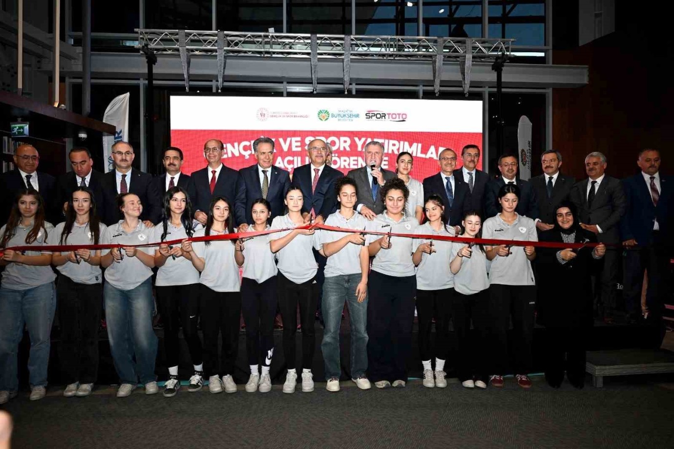 Bakan Aşkın Bak,Şehir Kütüphanesi ile Gençlik ve Spor Tesislerinin Açılışını Gerçekleştirdi